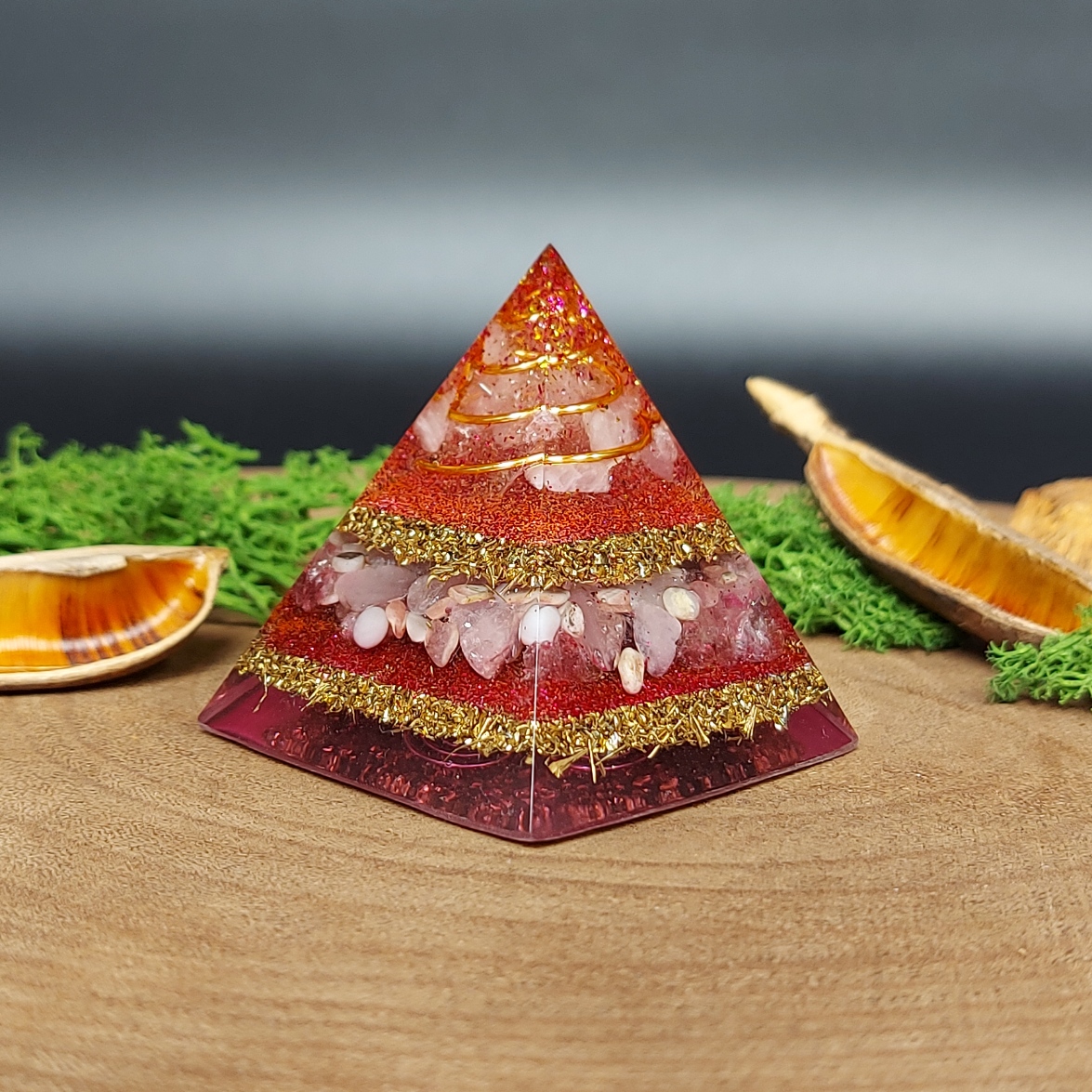 orgonite piramide lagen metaal afwisselend met lagen kristallen