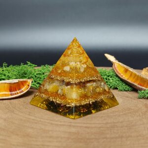 orgonite piramide lagen metaal afwisselend met lagen kristallen