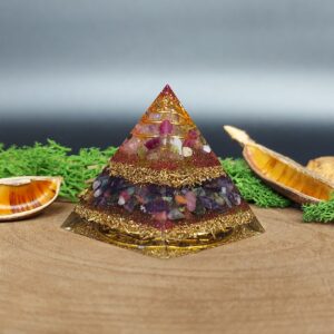 orgonite piramide lagen metaal afwisselend met lagen kristallen