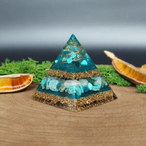 orgonite piramide lagen metaal afwisselend met lagen kristallen