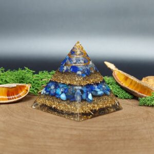 orgonite piramide lagen metaal afwisselend met lagen kristallen