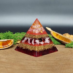 orgonite piramide lagen metaal afwisselend met lagen kristallen