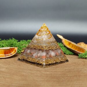 orgonite piramide lagen metaal afwisselend met lagen kristallen