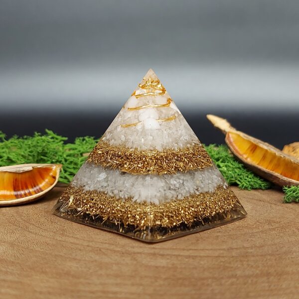 orgonite piramide lagen metaal afwisselend met lagen kristallen