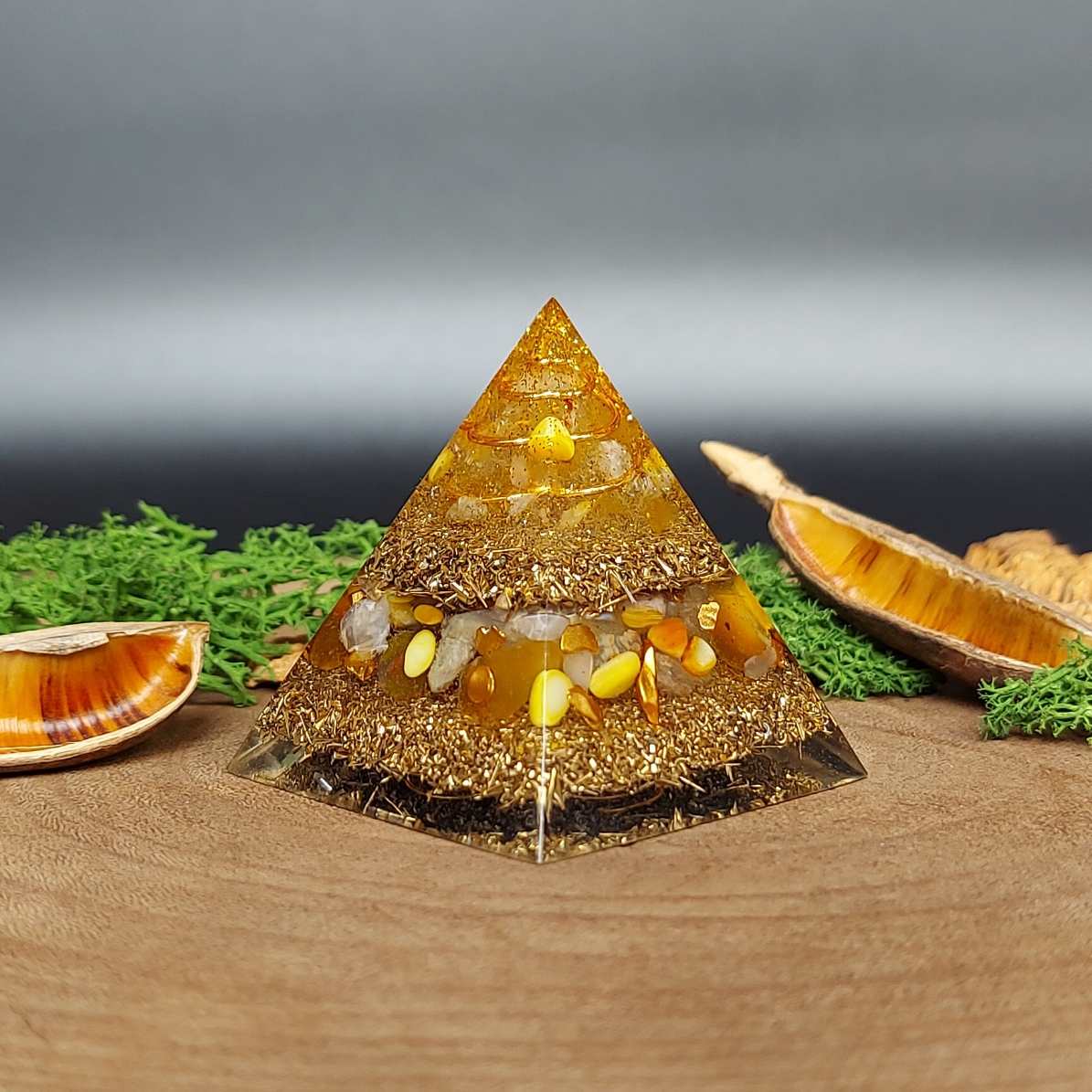 orgonite piramide lagen metaal afwisselend met lagen kristallen