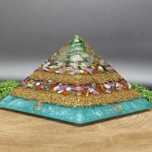 orgonite piramide lagen kristallen en lagen metaal wisselen elkaar af, goudkleurige spiraal in top, diverse kleuren