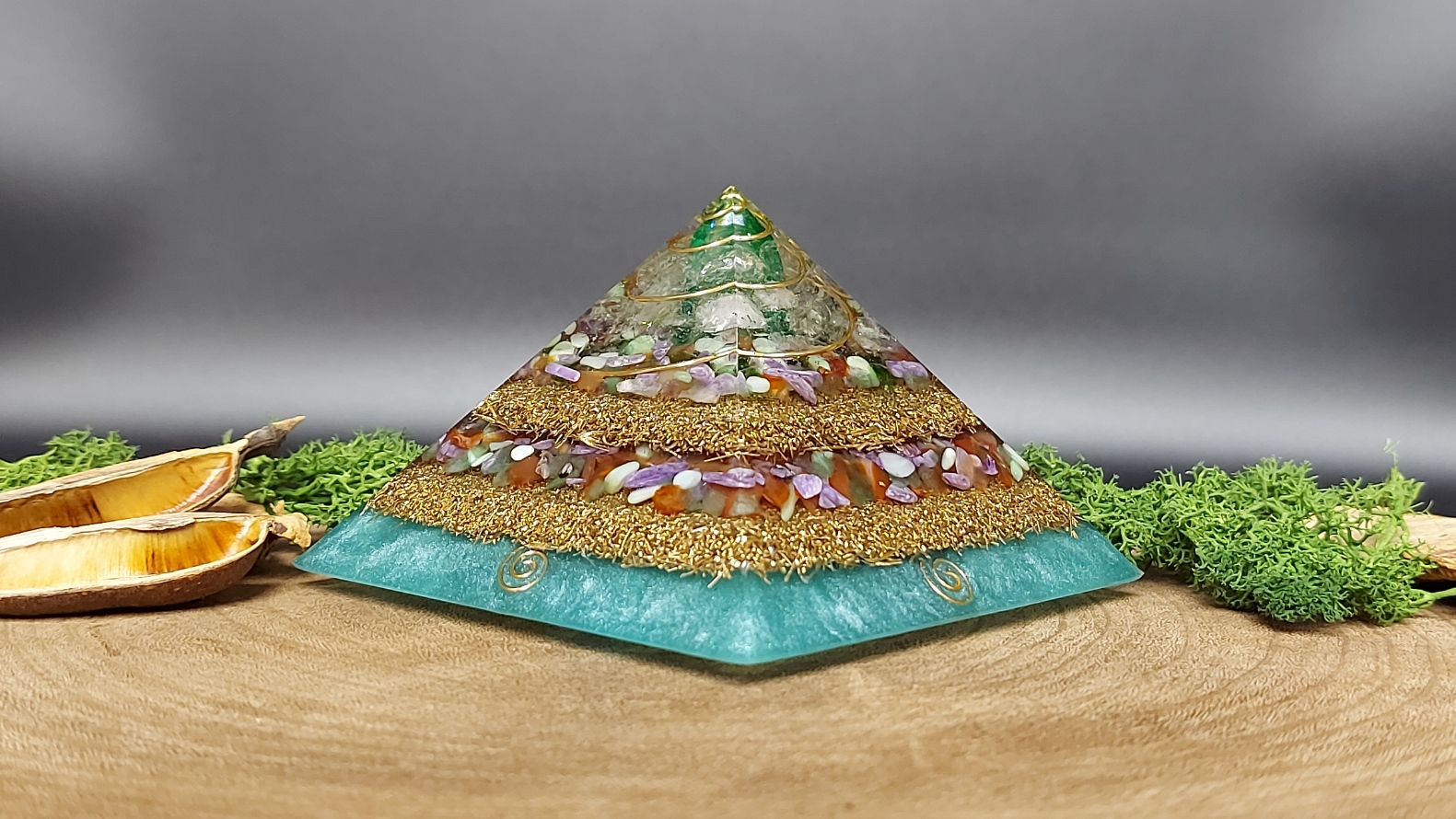 orgonite piramide lagen kristallen en lagen metaal wisselen elkaar af, goudkleurige spiraal in top, diverse kleuren