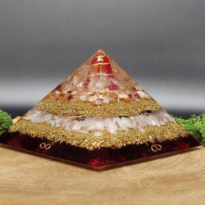 orgonite piramide, afwisselend lagen kristallen en lagen metaal, spiraal in top, diverse kleuren