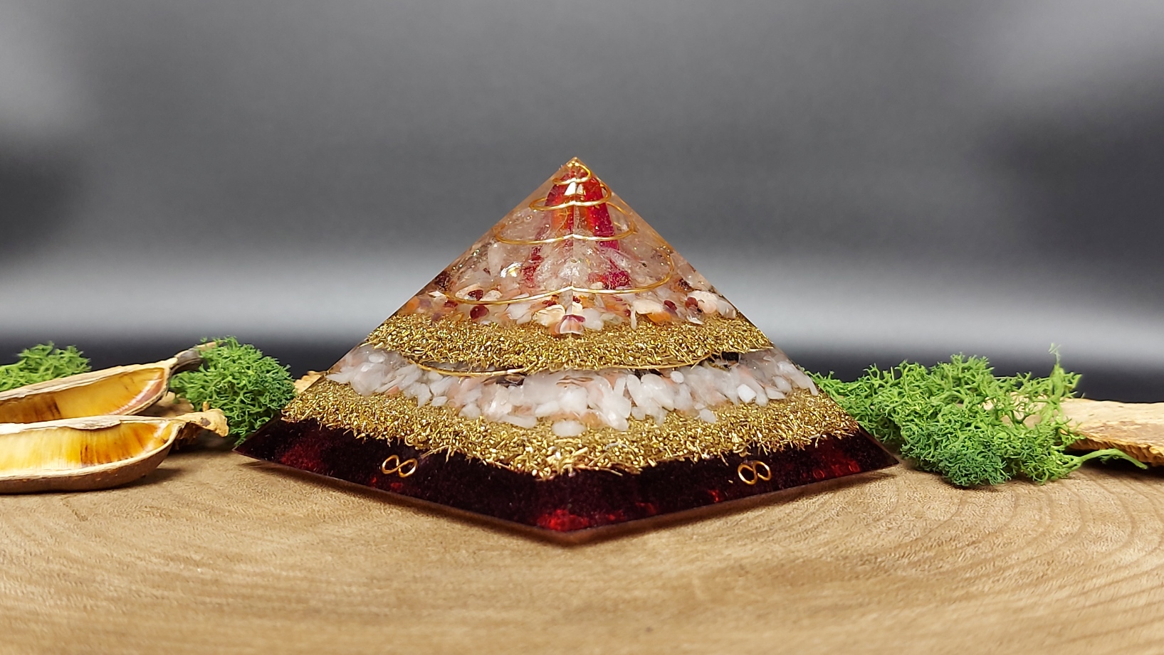 orgonite piramide, afwisselend lagen kristallen en lagen metaal, spiraal in top, diverse kleuren