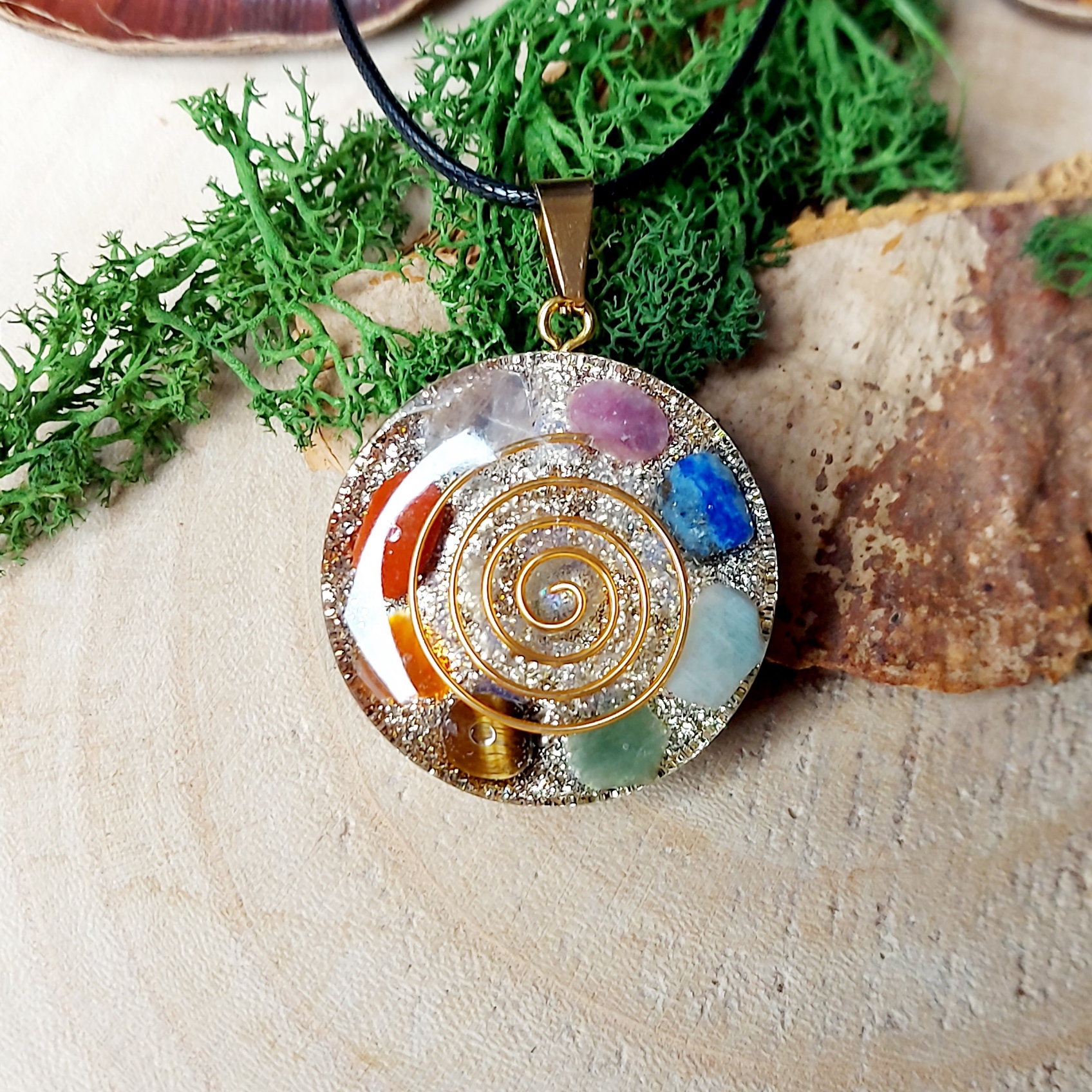 orgonite amulet rond goud spiraal