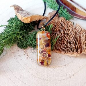 orgonite amulet geel oranje bruin met spiraal goud langwerpig