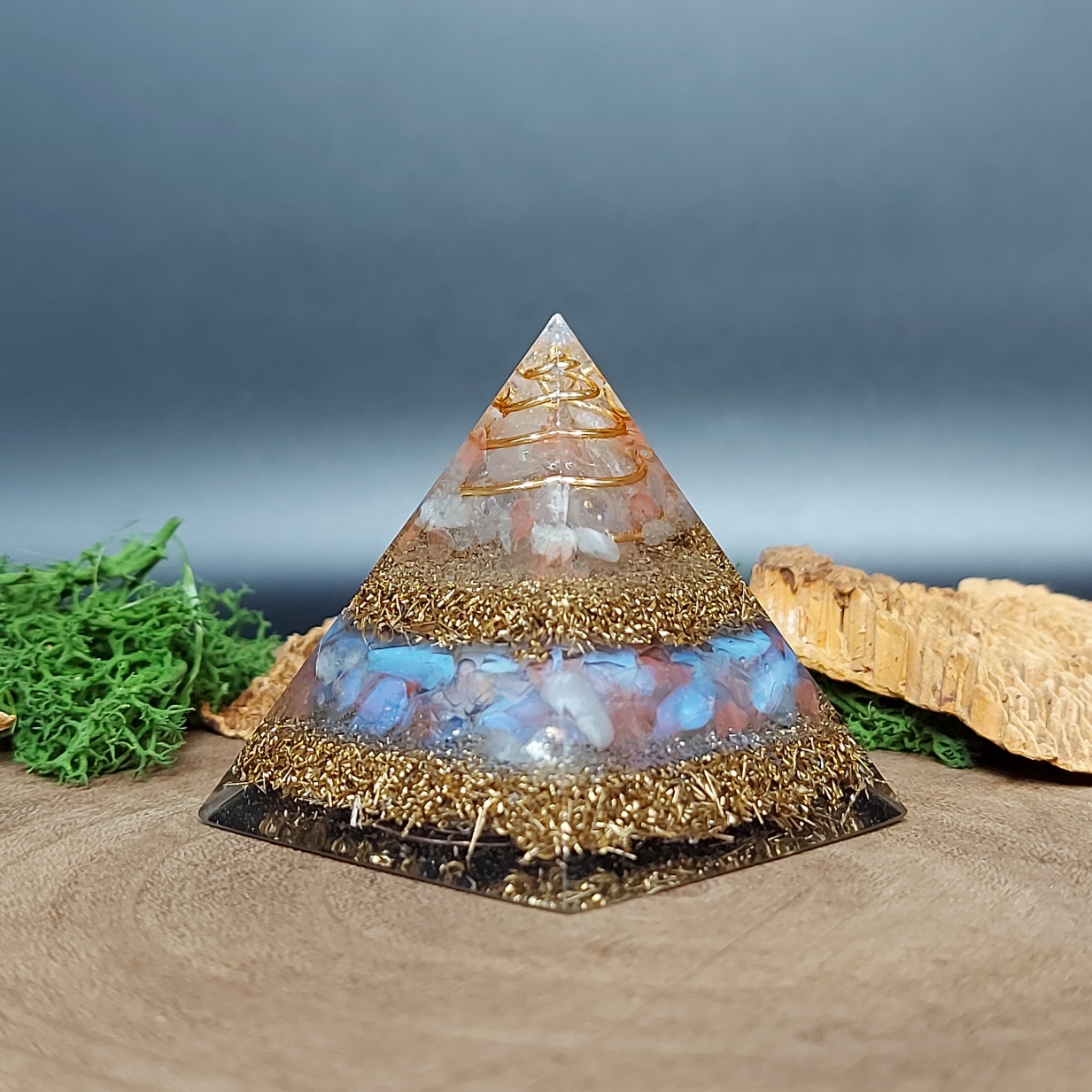 orgonite piramide met spiraal in top, afwisselend lagen kristallen en metaal