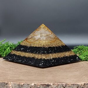 orgonite piramide lagen zwart en lagen goud, spiraal goud in top