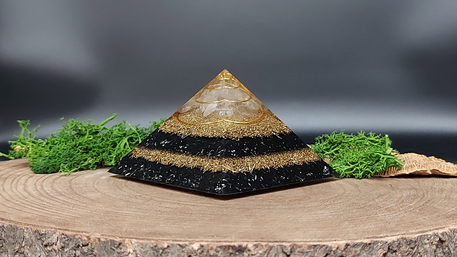 orgonite piramide lagen zwart en lagen goud, spiraal goud in top