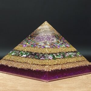 orgonite piramide paars bol amethist, lagen metaal en lagen kristallen