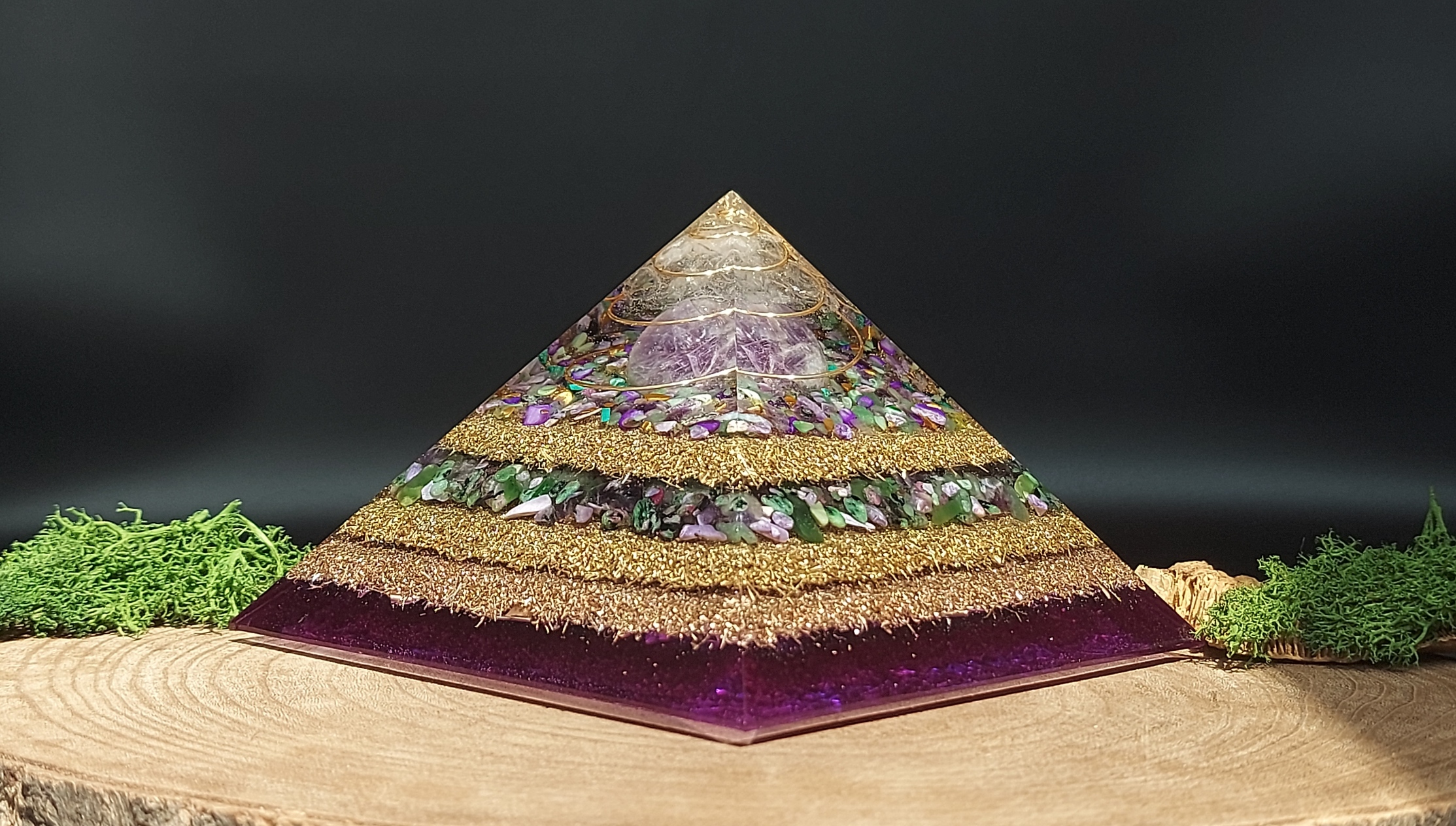 orgonite piramide paars bol amethist, lagen metaal en lagen kristallen