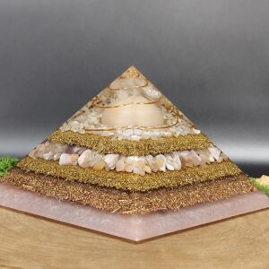 orgonite piramide zalmkleur, lagen metaal en lagen kristallen