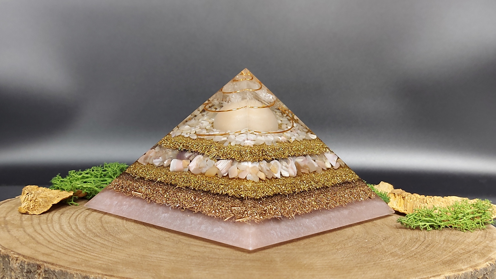 orgonite piramide zalmkleur, lagen metaal en lagen kristallen