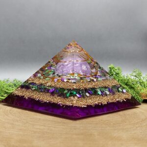 orgonite piramide paars lagen metaal en lagen kristallen