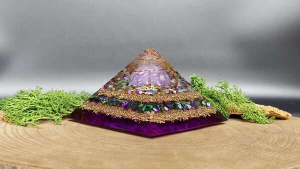 orgonite piramide paars lagen metaal en lagen kristallen