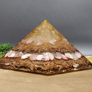 orgonite piramide roze goud, afwisselend lagen kristallen en lagen metaal