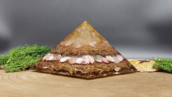 orgonite piramide roze goud, afwisselend lagen kristallen en lagen metaal