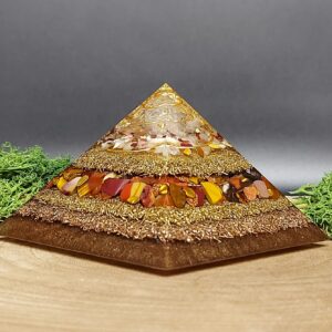 orgonite piramide diverse kleuren bruin, afwisselend lagen metaal en lagen kristallen