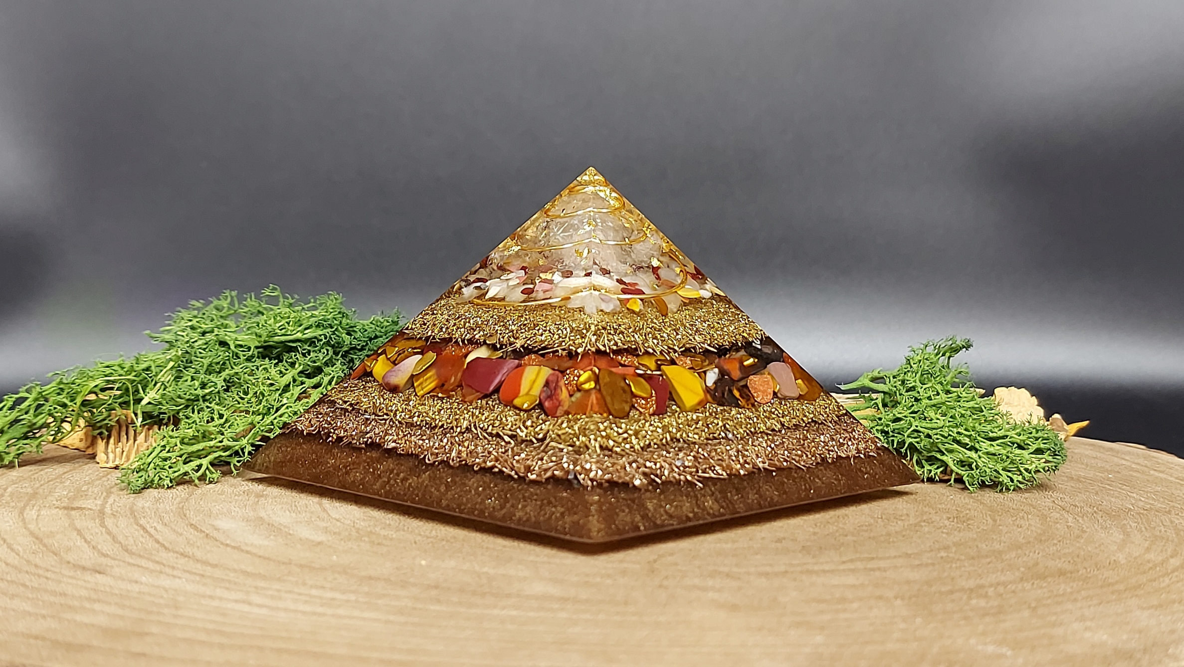 orgonite piramide diverse kleuren bruin, afwisselend lagen metaal en lagen kristallen