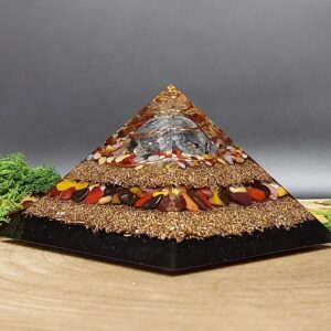 orgonite piramide zwart en bruin, lagen metaal en lagen kristallen