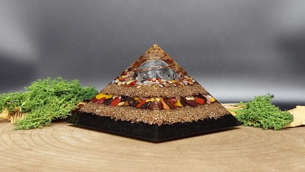 orgonite piramide zwart en bruin, lagen metaal en lagen kristallen