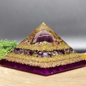 orgonite piramide diverse paars en groen. Afwisselend lagen metaal en lagen kristallen