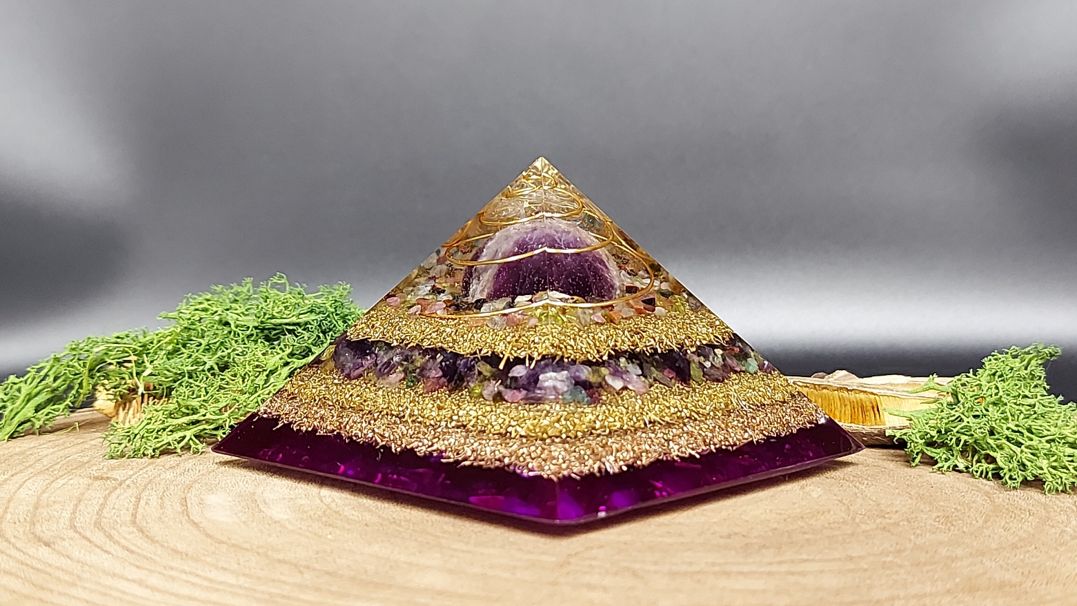 orgonite piramide diverse paars en groen. Afwisselend lagen metaal en lagen kristallen