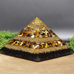 orgonite piramide bruin zwart goud. Lagen kristallen en lagen metaal