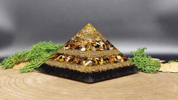 orgonite piramide bruin zwart goud. Lagen kristallen en lagen metaal