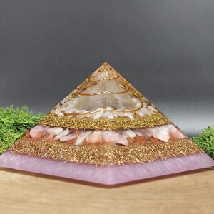 orgonite piramide roze wit, afwisselend lagen metaal en lagen kristallen