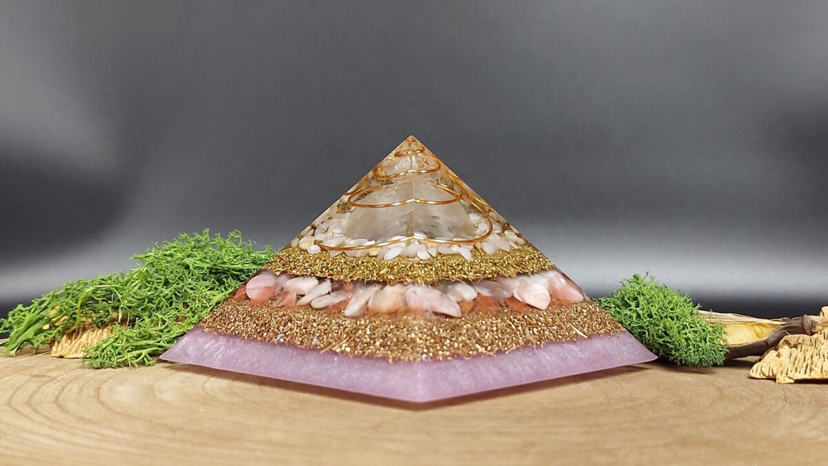 orgonite piramide roze wit, afwisselend lagen metaal en lagen kristallen