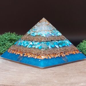 orgonite piramide hoogblauw, afwisselend lagen kristallen en lagen metaal