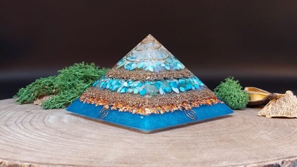 orgonite piramide hoogblauw, afwisselend lagen kristallen en lagen metaal