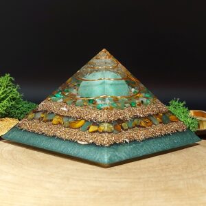 orgonite piramide groene bol, afwisselend lagen metaal en lagen kristallen