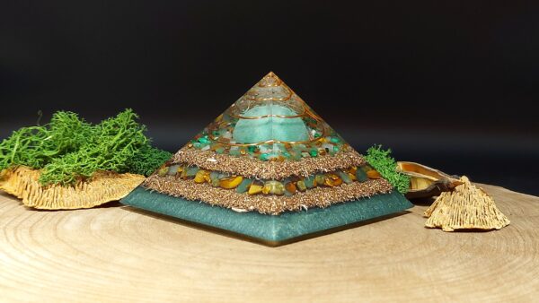 orgonite piramide groene bol, afwisselend lagen metaal en lagen kristallen