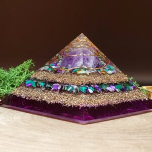 orgonite piramide paars groen, afwisselend lagen metaal en lagen kristallen