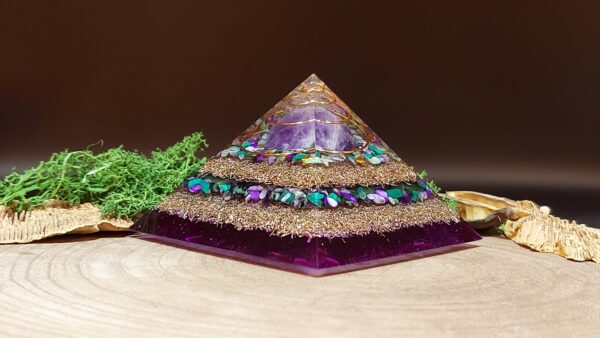 orgonite piramide paars groen, afwisselend lagen metaal en lagen kristallen