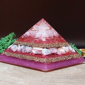 orgonite piramide roze afwisselend lagen metaal en kristallen