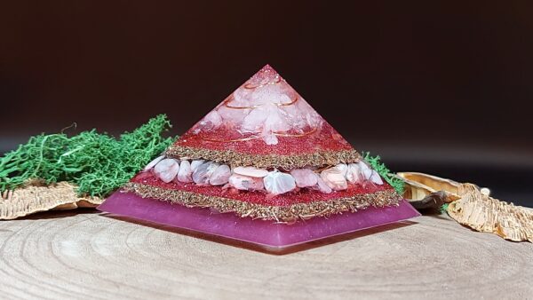 orgonite piramide roze afwisselend lagen metaal en kristallen