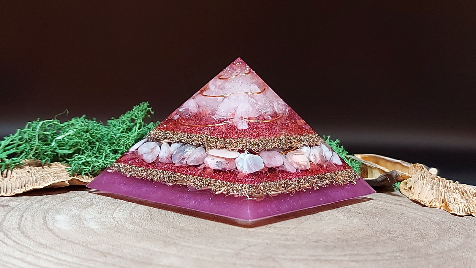 orgonite piramide roze afwisselend lagen metaal en kristallen