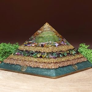 orgonite piramide groen paars, afwisselend lagen metaal en lagen kristallen