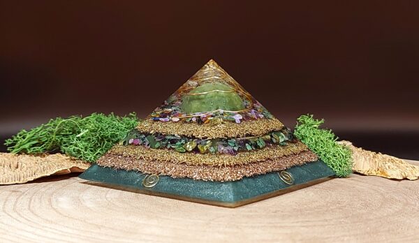 orgonite piramide groen paars, afwisselend lagen metaal en lagen kristallen