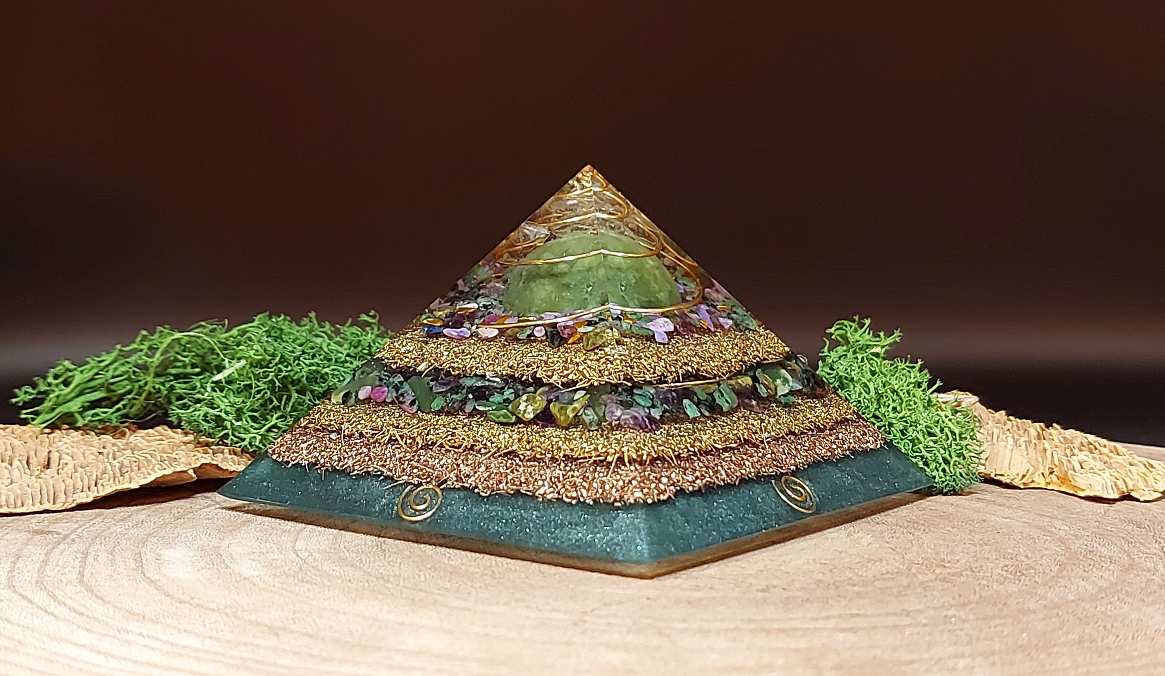 orgonite piramide groen paars, afwisselend lagen metaal en lagen kristallen