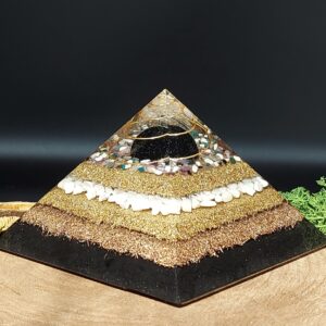 orgonite piramide zwarte bol, laag wit en laag zwart, afgewisseld met lagen goudkleurig metaal