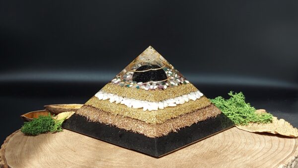 orgonite piramide zwarte bol, laag wit en laag zwart, afgewisseld met lagen goudkleurig metaal